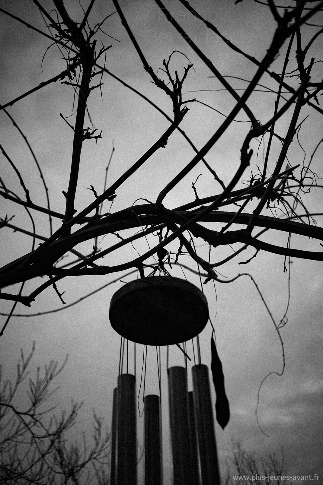 Carillon à contre-jour en noir et blanc