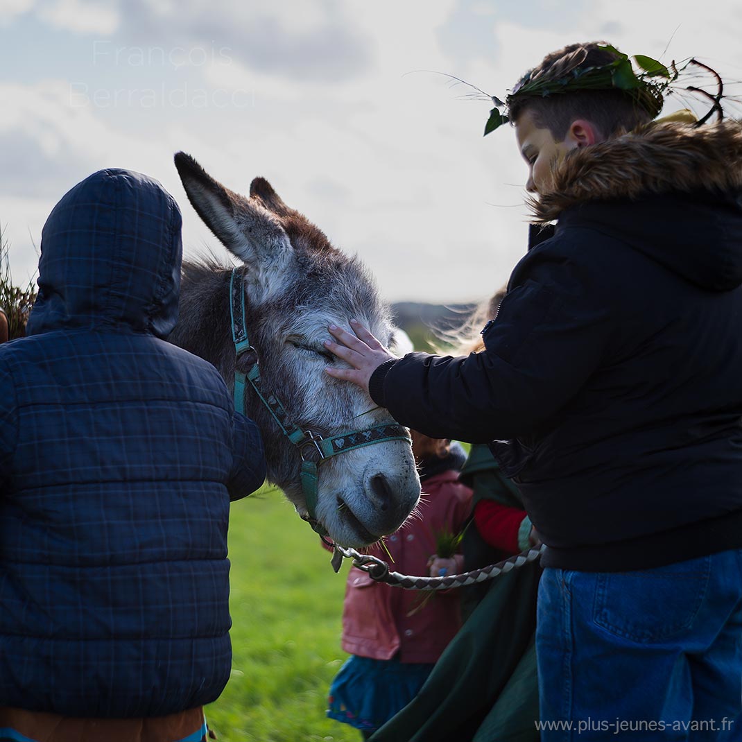 Enfants avec un âne