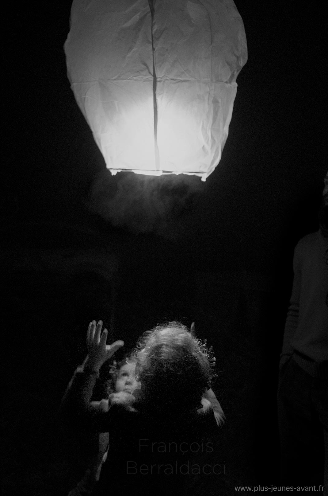 Enfants lançant une lanterne chinoise