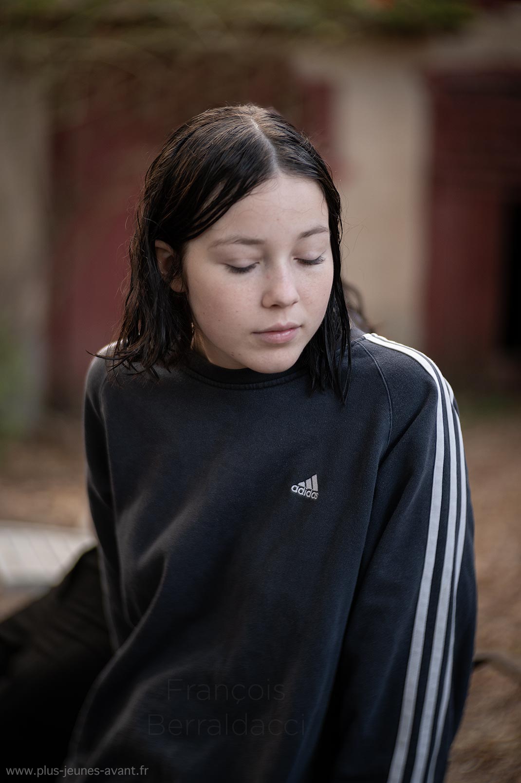 Adolescente fermant les yeux