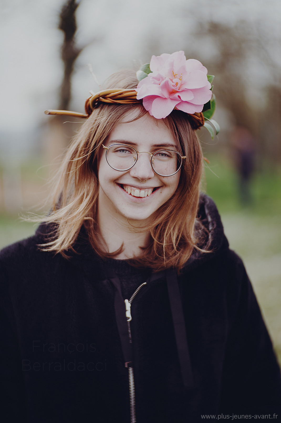 Jeune fille à la fleur